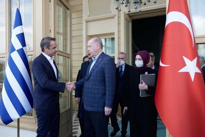 Unser Archivfoto (© Eurokinissi) zeigt Ministerpräsident Kyriakos Mitsotakis (l.) mit dem türkischen Präsidenten Recep Tayyip Erdoğan am 13. März 2022 während einer Begegnung in Istanbul. 