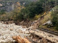 Unser Foto (© Eurokinissi) zeigt Unwetterschäden auf der Straße nach Melissourgou in der Region Tzoumerka in Epirus.