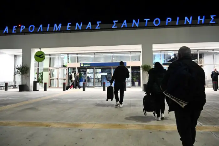 Unser Archivfoto (© Eurokinissi) entstand auf dem Flughafen von Santorini.