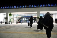 Unser Archivfoto (© Eurokinissi) entstand auf dem Flughafen von Santorini.