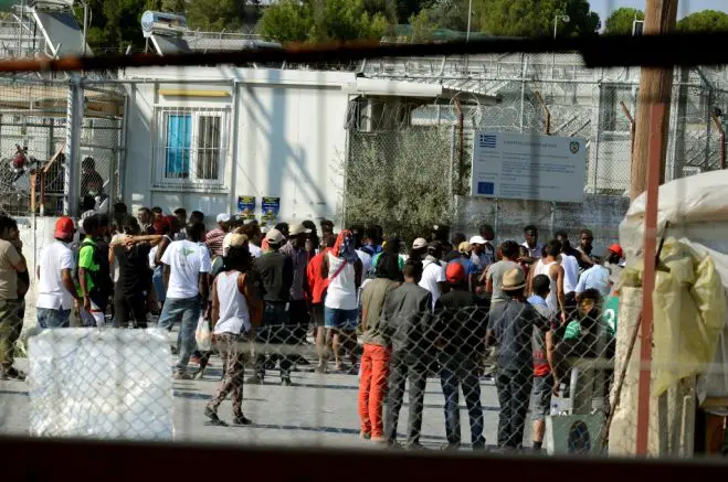 Unser Archivfoto entstand am 18. Juli 2017 vor dem Flüchtlingscamp Moria auf der Insel Lesbos.