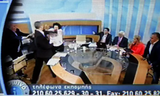 Neofaschistische Übergriffe gegen Politikerinnen vor laufender Kamera