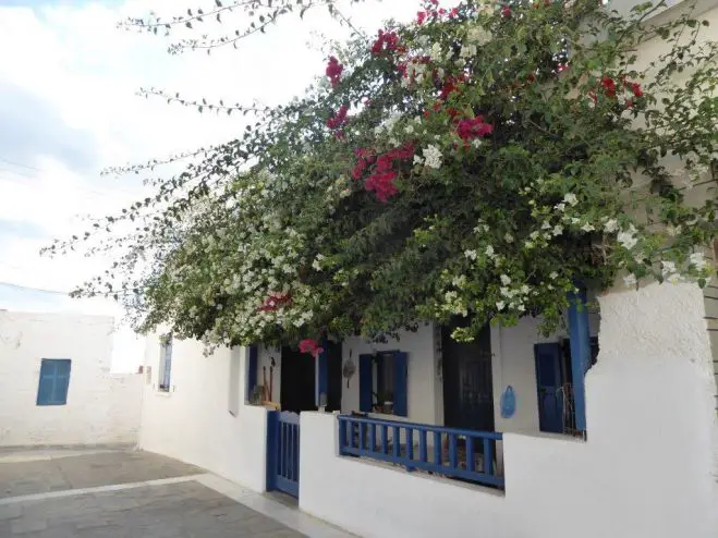 Überall im Dorf wuchern Bougainvillea und duftender Jasmin. (Fotos: GZhk)