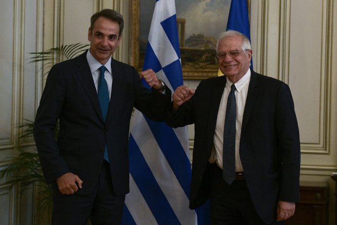 Unser Foto (© Eurokinissi) entstand während des Treffens zwischen dem griechischen Premierminister Kyriakos Mitsotakis (l.) und dem EU-Kommissar für Außen- und Sicherheitspolitik Josep Borrell am Mittwoch (24.6.) in Athen.