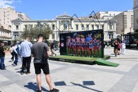 Unser Foto (Griechenland Zeitung / Jan Hübel) entstand auf dem Kotzia-Platz in Athen, an dem sich auch das Rathaus der Hauptstadt befindet.