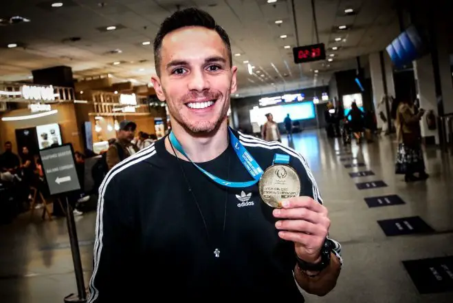 Unser Foto (© Eurokinissi) zeigt Eleftherios Petrounias mit seiner Goldmedaille nach seiner Rückreise in Athen.