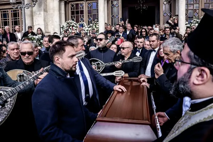 Unser Archivfoto (© Eurokinissi) entstand am Samstag (1.3.) während der Beerdigung von Manolis Lidakis.