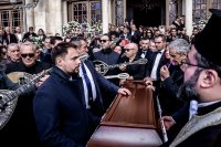 Unser Archivfoto (© Eurokinissi) entstand am Samstag (1.3.) während der Beerdigung von Manolis Lidakis.