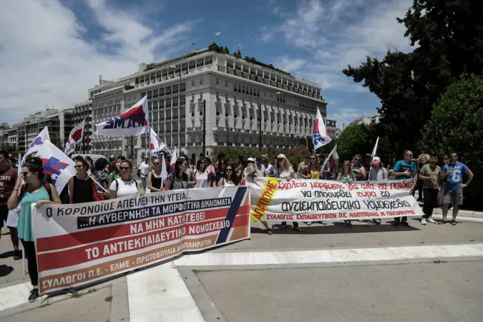 Unser Foto (© Eurokinissi) entstand während einer Protestveranstaltung gegen die Verabschiedung des neuen Bildungsgesetzes vor dem Parlament in Athen. 