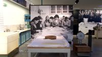 Foto © Eurokinissi / Das Mastix-Museum auf Chios eröffnete 2016. Zu sehen sind Frauen bei der Verarbeitung des wertvollen Harzes.