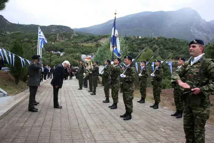 Unser Archivfoto (© Eurokinissi) entstand während der Feierlichkeiten zum Jahrestag des Nationalen Widerstandes am Gorgopotamos im Jahre 2015. 2.v.l.: Staatspräsident Prokopis Pavlopoulos.