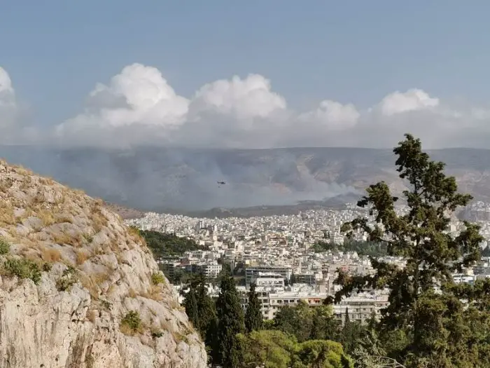 Unser Foto (© GZ/ Josephine Werner) zeigt den Brand mit Blick von der Athener Akropolis. 