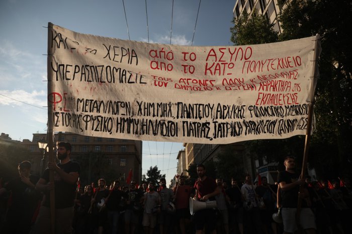 Unsere Fotos (© Eurokinissi) entstanden am Dienstag (23.7.) während einer Demonstration von Studenten in Athen.