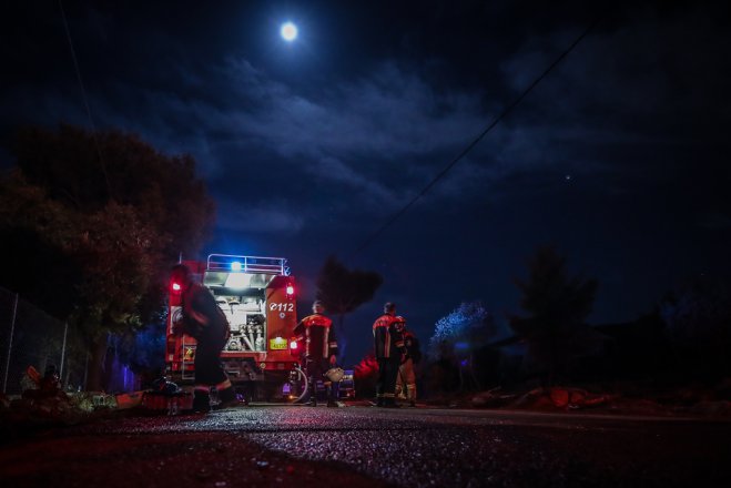 Unsere Fotos (© Eurokinissi) entstanden in der Nacht von Montag auf Dienstag in der Nähe von Nea Makri.
