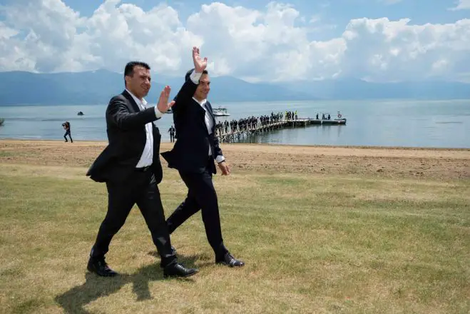 Unser Foto (© Eurokinissi) zeigt Ministerpräsident Alexis Tsipras (r.) mit seinem Amtskollegen aus Skopje Zoran Zaev während der Veranstaltung zur Vereinbarung der Lösung der Namensfrage der FYROM Ende Juni. Im Hintergrund der Prespa-See im Dreiländereck zwischen Griechenland, Albanien und der FYROM.