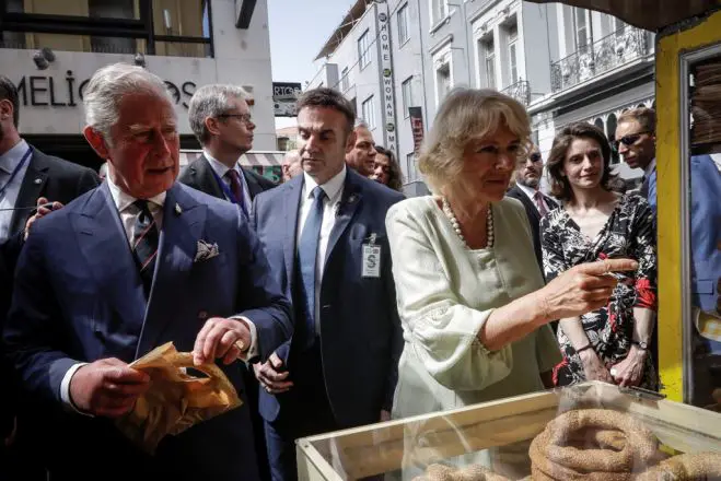Unser Foto (© Eurokinissi) zeigt Prinz Charles mit seiner Gattin Camilla Parker Bowles am Donnerstag (10.5.) in der Athener Einkaufsstraße Ermou.