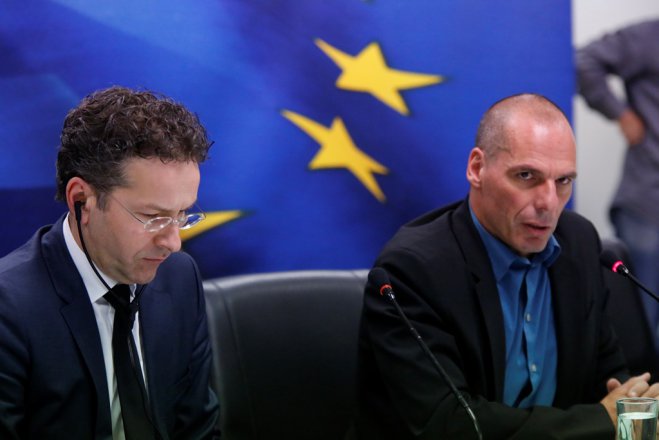 Unser Archivfoto (© Eurokinissi) zeigt den Vorsitzenden der Parlamentspartei MeRA 25 und früheren Finanzminister Janis Varoufakis (r.) mit dem damaligen Chef der Eurogruppe Jeroen Dijsselbloem im Januar 2015.
