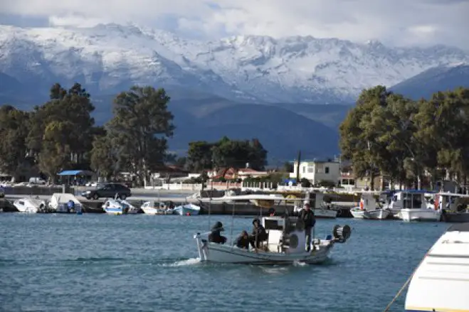 Unser Foto (© GZ / eurokinissi) zeigt angezuckerte Berge in der Argolis. An diesem Wochenende (4.4./5.4.) kann Schnee noch in den Gebirgen Mittelgriechenlands und Makedoniens fallen.