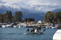 Unser Foto (© GZ / eurokinissi) zeigt angezuckerte Berge in der Argolis. An diesem Wochenende (4.4./5.4.) kann Schnee noch in den Gebirgen Mittelgriechenlands und Makedoniens fallen.