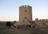 Foto (© Griechenland Journal / Jürgen Weidner): Interessierte Zuhörer beim archäologischen Spaziergang.
