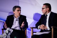 Unser Archivfoto (© Eurokinissi) zeigt den griechischen Finanzminister Efklidis Tsakalotos (l.) und den Gouverneur der Bank von Griechenland Jannis Stournaras.