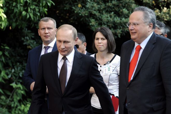 Unser Foto (© Eurokinissi) ist 2016 während eines offiziellen Besuchs des russischen Präsidenten Wladimir Putin (m.) in Athen entstanden. Rechts im Bild der griechische Außenminister Nikos Kotzias.