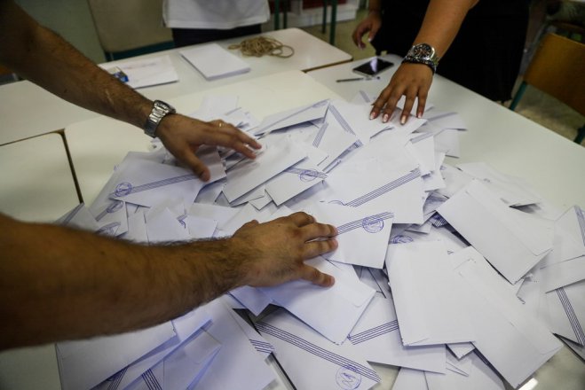 Unser Archivfoto (© Eurokinissi) zeigt Stimmzettel während der vergangenen Parlamentswahlen im Sommer 2019.