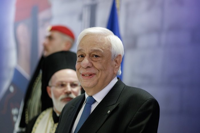 Unser Foto (© Eurokinissi) zeigt Staatspräsident Prokopis Pavlopoulos am 1. Januar 2020 während einer Veranstaltung anlässlich des traditionellen Anschneidens des Neujahrskuchens (Vassilopitta). 