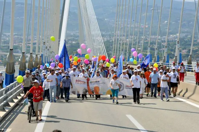 Unser Archivfoto (© Eurokinissi) entstand Ende Juni 2017 auf der Brücke von Rion (bei Patras, Peloponnes) nach Antirrion. Die Kundgebungsteilnehmer demonstrierten gegen die nach wie vor hohe Arbeitslosigkeit in Griechenland. Ihr Slogan lautete: „Arbeit für alle – Arbeit mit Rechten“. 