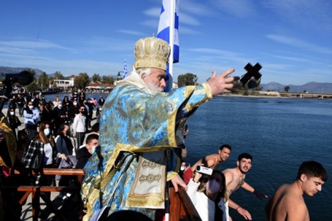 Die Temperaturen und die Sonne sind in diesem Jahr Begleiter der religiösen Zeremonie am Meer, an Seen oder Brunnen (Auf unserem Archivfoto von Eurokinissi wirft der Pope am Tag der Epiphanie in Nea Kiou das Kreuz ins Meer.)