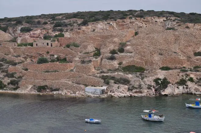 Der rötlich-braune Tuffstein von Agios Minas auf Kimolos war im 19. Jahrhundert auch in Athen und Piräus zum Hausbau begehrt (Fotos: GZcb).