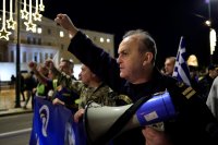 Unsere Fotos (© Eurokinissi) entstanden während einer Demonstration von Polizistinnen und Polizisten sowie Beamten der Küstenwache und der Feuerwehr.