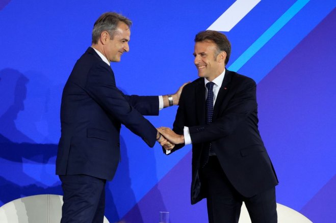 Unser Foto (© Eurokinissi) entstand während des Treffens zwischen Premierminister Kyriakos Mitsotakis (l.) und dem französischen Präsidenten Emmanuel Macron in Athen.