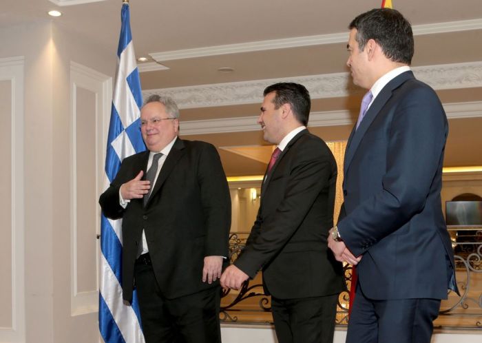 Unser Foto (© Eurokinissi) entstand am 23. März 2018 in Skopje. Links im Bild Griechenlands Außenminister Nikos Kotzias während eines Treffens mit dem Ministerpräsidenten der FYROM, Zoran Zaev.