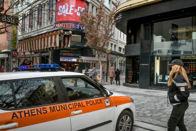 Unser Archivfoto (© Eurokinissi) zeigt eine Mitarbeiterin der Athener Stadtpolizei (Ordnungsamt) im Einsatz. 