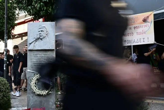 Unser Foto (© Eurokinissi) entstand am Montag (18.9.) am Denkmal von Pavlos Fyssas in Keratsini.