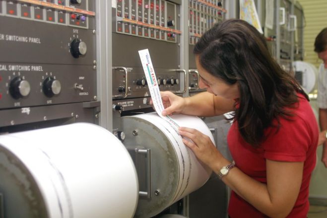 Unser Archivfoto (© Eurokinissi) zeigt eine griechischen Seismolgin bei der Arbeit.