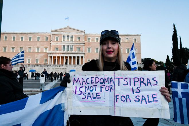 Unser Archivfoto (© Eurokinissi) entstand im Januar 2019 während einer Demonstration gegen die Lösung der Namensfrage des nördlichen Nachbarlandes vor dem Parlament in Athen. Auf dem Transparent erklärt die Frau, dass Makedonien – im Gegensatz zu Ministerpräsident Alexis Tsipras – nicht zu verkaufen sei.