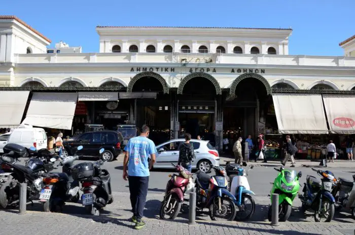 Unser Archivfoto (© Jan Hübel / Griechenland Zeitung) zeigt den Athener Gemeinde-Markt Varvakio; gegenüber befindet sich die zu begrünende Tiefgarage. 