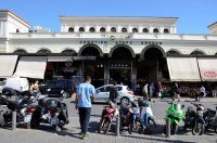 Unser Archivfoto (© Jan Hübel / Griechenland Zeitung) zeigt den Athener Gemeinde-Markt Varvakio; gegenüber befindet sich die zu begrünende Tiefgarage. 