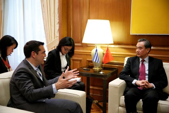 Unser Foto (© Eurokinissi) entstand während der Unterredung von Tsipras mit dem chinesischen Außenminister Wang Yi.