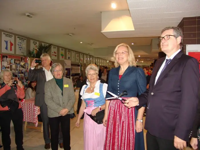 Athen. Der deutsche Botschafter Peter Schoof eröffnete gemeinsam mit der österreichischen Botschafterin Andrea Ikic-Böhm und Vertretern des Basarkomitees den diesjährigen Weihnachtsbasar der Deutsche Schule Athen.