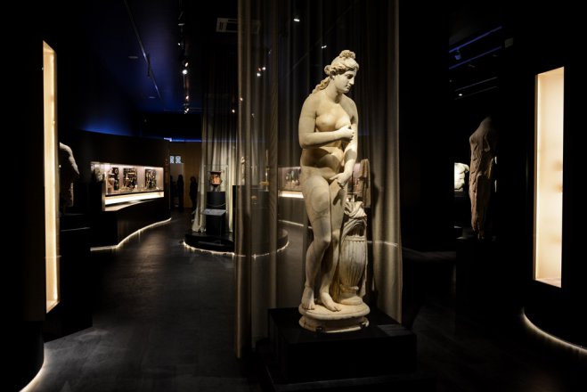 Auf dem Foto (© Eurokinissi) ist eine römische Kopie der Aphrodite of Knidos in den Ausstellungsräumen des Nationalarchäologischen Museums zu sehen. 