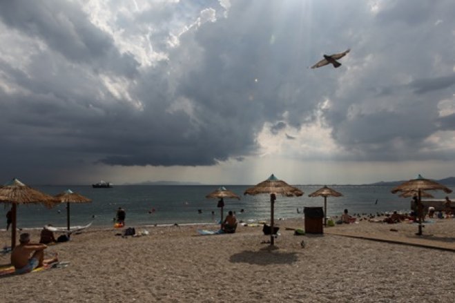 Ein Blick zum Himmel zeigt: Nach wie vor sammeln sich Wolken. (Foto:  © Eurokinissi)