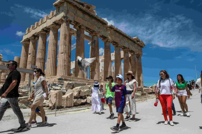 Touristen vor der Akropolis (Archivfoto: © Eurokinissi)