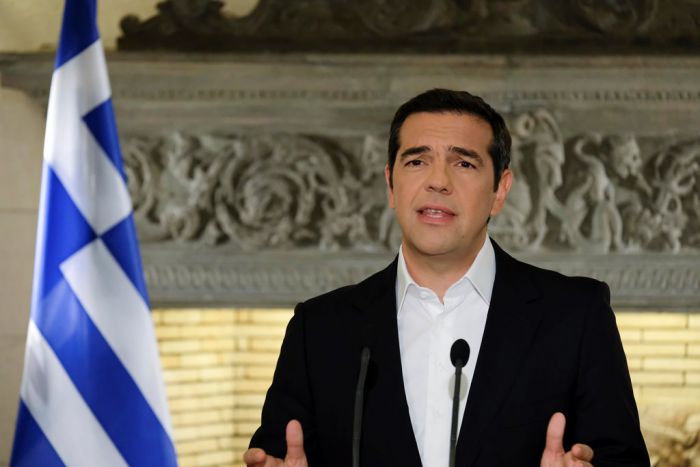 Unser Foto (© Eurokinissi) zeigt Ministerpräsident Alexis Tsipras am Dienstagabend während seiner im Fernsehen übertragenen Botschaft an das griechische Volk.