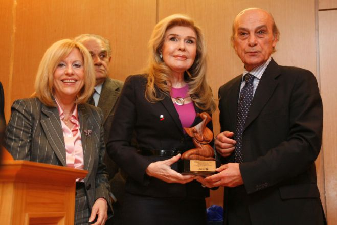 Unser Archivfoto (© Eurokinissi) zeigt Marianna Vardinogianni (m.). Sie ist UN-Sonderbotschafterin. Ihr Ehemann Vardis Vardinogiannis besetzt auf der Forbes-Liste der wohlhabendsten Menschen auf der Welt den Platz Nummer 1.349: der viertreichste Grieche.