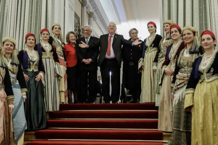 Unsere Fotos (© Eurokinissi) entstanden am Montagabend in Athen während eines Festessens, das der griechische Staatspräsident Pavlopoulos zu Ehren seines israelischen Gastes und Amtskollegen Rivlin gab. Eingeladen waren u. a. viele Spitzenpolitiker und andere Persönlichkeiten.