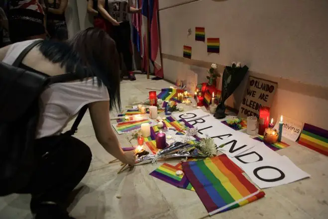 Schweigeminute für Attentatsopfer von Orlando vor der US-Botschaft in Athen