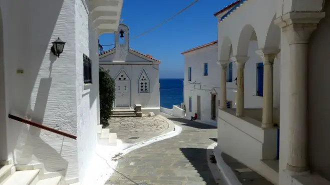 Malerische Gasse auf Andros (Foto: ek/Archiv)
